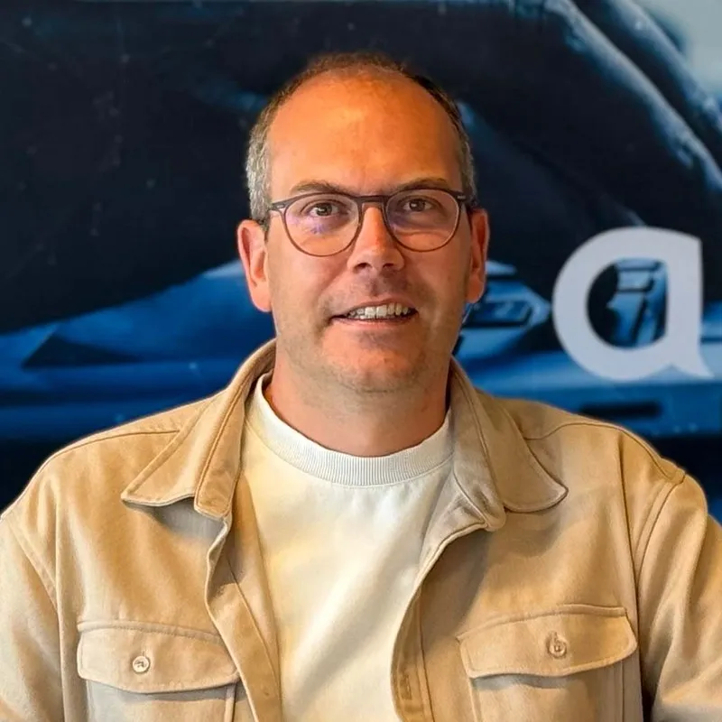 Ivo Rupert, CEO von Artific, vor einer Wand mit dem Artific-Logo.